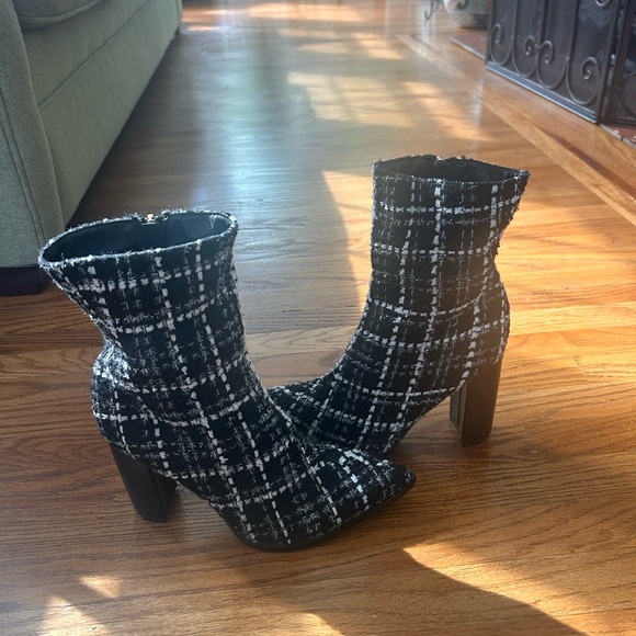 Chic Black and White Tweed Ankle Boots - Picture 2 of 5